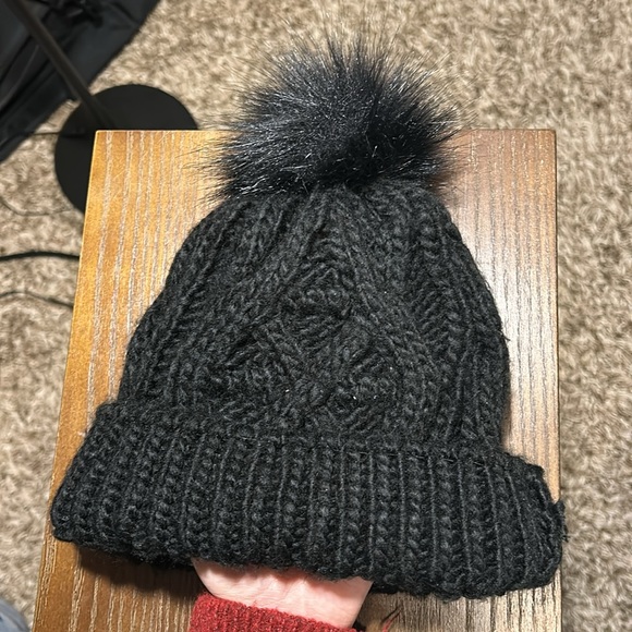 FOREVER 21 NWOT Black Cable Knit Pom Pom Beanie - Picture 3 of 7